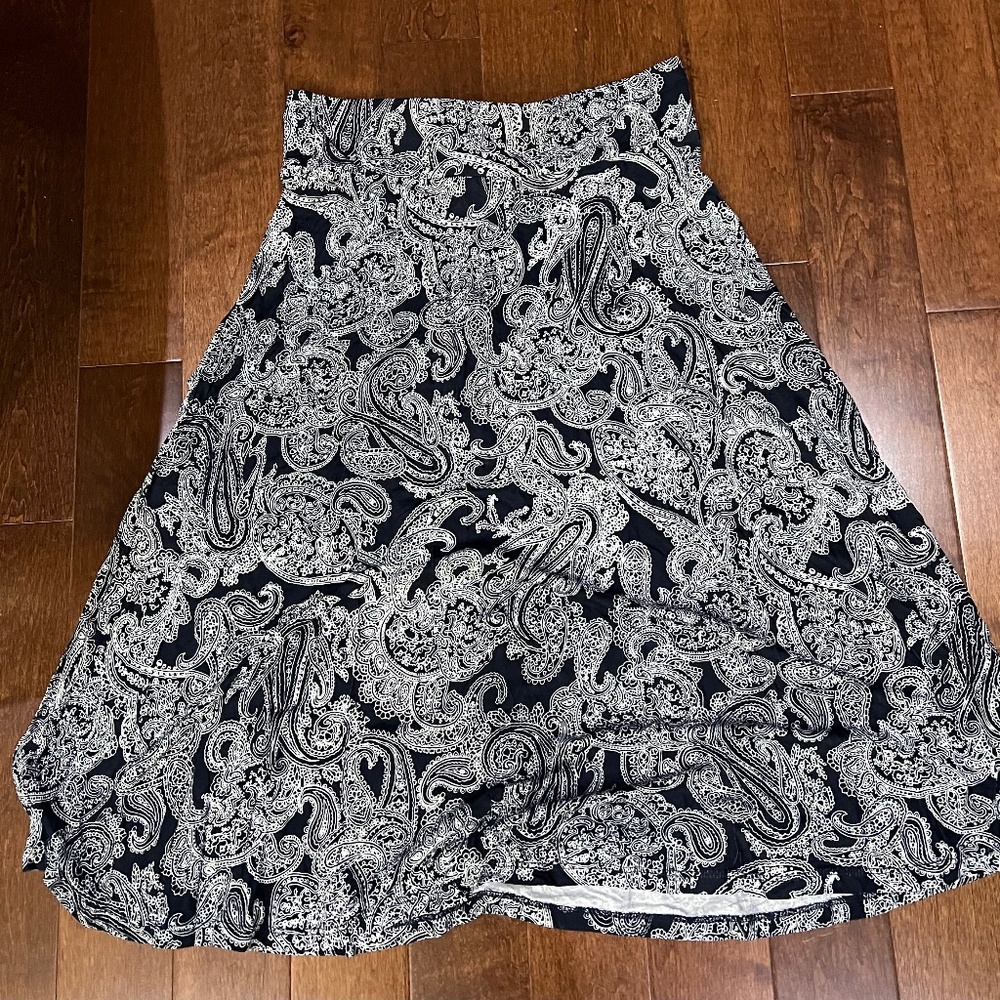 Mid length skirt